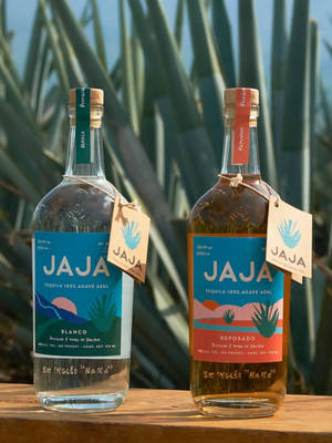 兩瓶Jaja龍舌蘭酒blanco和reposado放在木頭上，後面有龍舌蘭植物。 — 3:4 壁紙