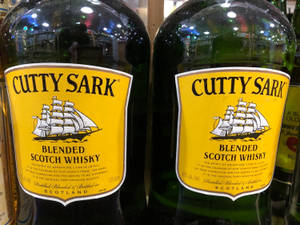 兩瓶 Cutty Sark 威士忌，帶有黃色標籤和帆船標誌。 — 海盜船 GIF 壁紙
