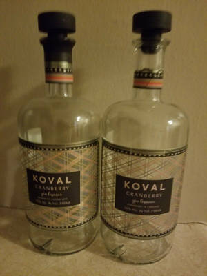 櫃檯上的兩瓶Koval蔓越莓琴酒利口酒。 — 3:4 壁紙