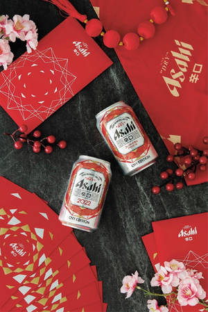 Asahi啤酒罐配紅色農曆新年包裝和櫻花，置於大理石上。 — 啤酒 壁紙