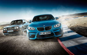 兩輛BMW跑車在日落時分的泥地賽道上競速。 — 桌面 壁紙