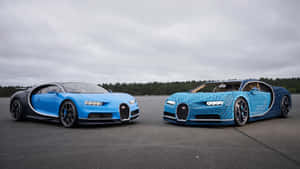真車和LEGO Bugatti Chiron超級跑車並排停在賽道上。 — Bugatti iPhone 壁紙