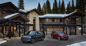 兩輛Jeep SUV在黃昏時分停在一間積雪的山間小屋前。 — 吉普 壁紙