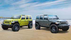 日落時分，兩輛Jeep Wranglers停在靠近海洋碼頭的海灘上。 — 吉普 壁紙