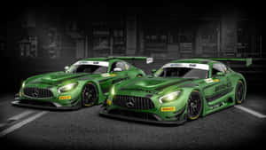 兩輛綠色 Mercedes-AMG GT3 賽車在夜間停在黑暗的街道上。 — Mercedes Benz C300 壁紙