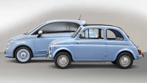 兩輛淺藍色的Fiat 500汽車，一輛經典一輛現代，並排在工作室中。 — 好看汽車 壁紙