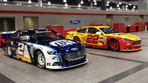 兩輛福特NASCAR賽車在室內展廳展示。 — 好看汽車 壁紙