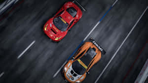 從上方看到兩輛賽車在賽道上並排飛馳。 — 電玩遊戲 GIF 壁紙