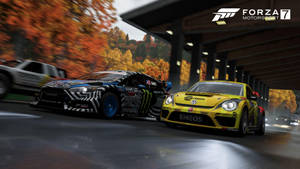 兩輛賽車在潮濕的賽道上漂移，背景是秋天的樹木。 — 電玩遊戲 GIF 壁紙