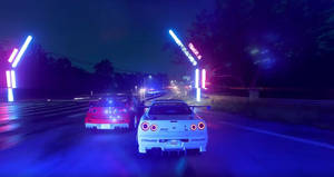 兩輛賽車在潮濕的夜路上於霓虹燈下疾馳。