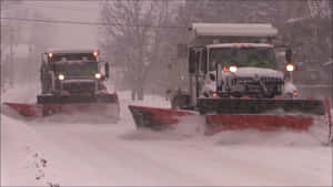 兩輛除雪車在暴風雪中清除道路積雪。 — 雪景 GIF 壁紙