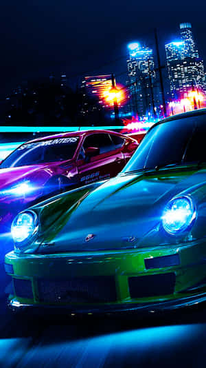 兩輛發光的跑車在夜間霓虹燈照亮城市中疾馳。 — 極速快感熱焰 壁紙