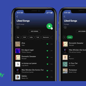 兩部智慧型手機顯示Spotify的喜歡歌曲播放清單，具有不同的歌曲數量和類型。 — Spotify 壁紙