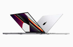 兩部銀色 MacBook Pro 傾斜並排放置，帶有充滿活力的抽象螢幕。 — 最佳筆電 壁紙