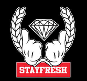 兩隻卡通手做出搖滾手勢，用月桂花環和紅色STAYFRESH橫幅圍住鑽石。 — 標誌 壁紙