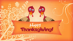 兩隻卡通火雞在有漩渦的橙色背景上，舉著「Happy Thanksgiving」橫幅。 — 2560x1440 壁紙