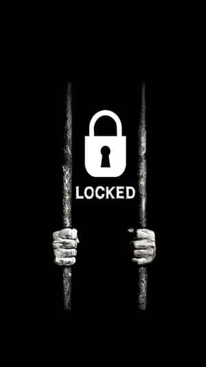 手抓住監獄鐵欄杆，上方中央有一個掛鎖和locked字樣。 — 手機鎖定螢幕 壁紙