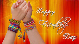 兩隻手緊握在一起，戴著色彩繽紛的友誼手環，並帶有 'Happy Friendship Day' 文字。 — 情人節快樂 壁紙