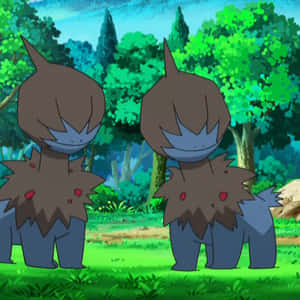 兩隻相同的寶可夢，身上有紅色斑點，站在森林中。 — Pokémon 手機 壁紙