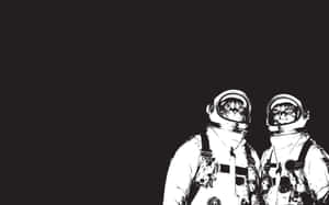 兩隻穿著太空衣的貓咪在黑色背景前。 — 貓迷因 GIF 壁紙
