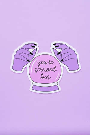 紫色手托著一個粉紅色水晶球，上面寫著 you're screwed hun。 — 女巫 壁紙