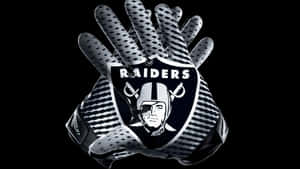 Raiders 美式足球手套，隊徽清晰可見。