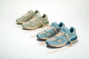 兩雙 New Balance 運動鞋，綠色和藍色調，米色鞋帶，白色背景。 — 球鞋 壁紙