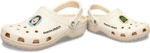 定制白色Crocs，帶有卡通貼片和「Aaron Crocs」文字。