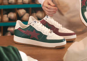 鞋店木製櫃檯上的綠色和栗色星星運動鞋。 — Bape 動態 壁紙