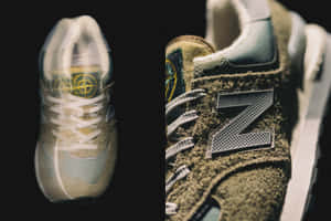 兩雙橄欖色和米色的New Balance運動鞋在黑色背景上以詳細特寫展示。 — New Balance 壁紙