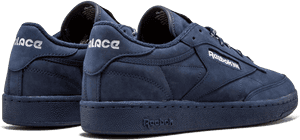 海軍藍色 Palace x Reebok 運動鞋，黑色背景上有白色標誌。
