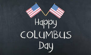 黑板上有交叉的美國國旗和粉筆寫的「Happy Columbus Day」。 — 哥倫布日 壁紙