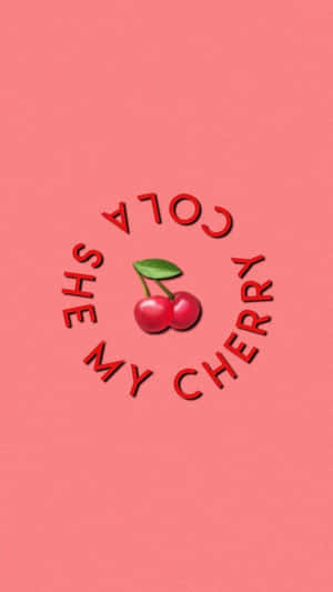 兩顆櫻桃配綠葉，被粉紅色上的紅色文字「SHE'S MY CHERRY」環繞。 — 櫻花 壁紙
