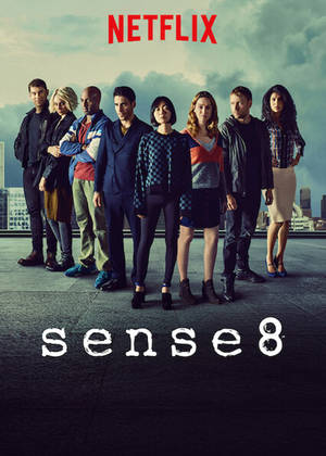 來自 Sense8 的八位演員站在城市屋頂上，天空多雲。