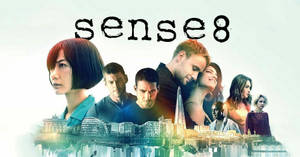 八個來自不同背景的人，在鏡像城市景觀之上，標題為 sense8。 — 超感8人組 壁紙
