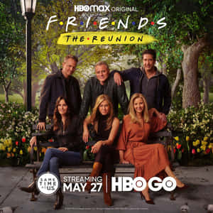 六位《六人行》演員在公園長椅上，周圍是花朵和樹木。 — HBO 壁紙