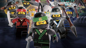 六個 LEGO 忍者人偶身穿色彩繽紛的服裝，在黑暗的城市場景中手持武器。 — 樂高旋風忍者 壁紙
