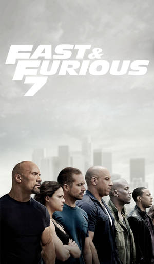 六個男人和一個女人以嚴肅姿勢站在城市天際線前，帶有《Fast & Furious 7》標題。 — iPhone 7 Plus 壁紙