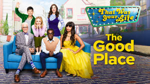 電視節目《The Good Place》的演員在色彩繽紛的城鎮場景中，坐在藍色沙發上擺姿勢。 — 電視 壁紙