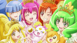 六個戴著皇冠的動畫女孩和一個粉紅色生物一起微笑。 — 飛天小女警 壁紙