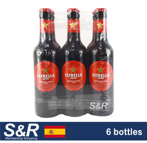 六個Estrella Damm啤酒瓶以透明塑膠包裝，帶有S&R商店品牌標誌。 — 啤酒 壁紙