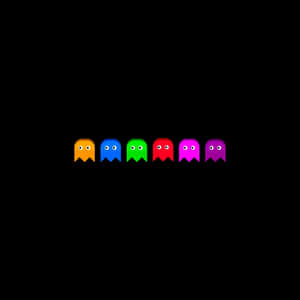 六個色彩繽紛的 Pac-Man 鬼魂在黑色背景上排成一排。 — 高畫質遊戲 壁紙