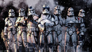 六個身穿白色盔甲的克隆人士兵站在雪地戰場上，雪花飄落。 — 複製人突擊兵 壁紙