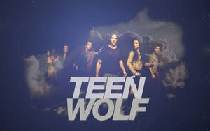 六名青少年以戲劇性的姿勢被暴風雲環繞，並有「TEEN WOLF」標題。 — 狼少女 壁紙