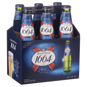 六瓶Kronenbourg 1664啤酒，裝在一個帶有品牌標識的紙板提架中，帶有冷凝水滴。 — 啤酒 壁紙