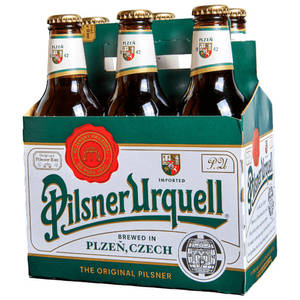 六瓶Pilsner Urquell啤酒，裝在綠色和白色的紙板提架中。 — 啤酒 壁紙