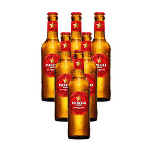 六瓶冰鎮的Estrella Damm啤酒瓶在白色背景上帶有冷凝水珠。 — 啤酒 壁紙