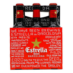 六瓶 Estrella Damm 啤酒放在紅色紙板架中，帶有白色文字。 — 啤酒 壁紙