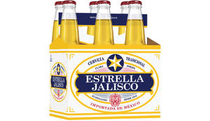 六罐裝 Estrella Jalisco 啤酒瓶，金色液體，藍黃色包裝。 — 麥迪遜·比爾 壁紙