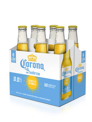 六罐裝Corona Sunbrew無酒精啤酒瓶，帶有水珠凝結。 — 3:4 壁紙
